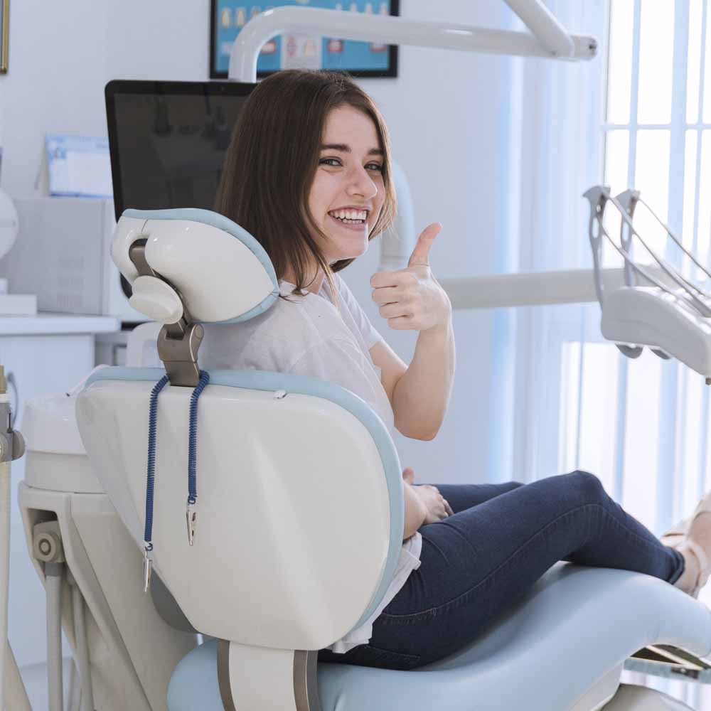 Chica en dentista